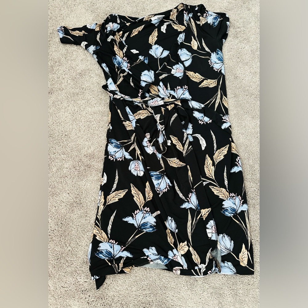 Beautiful, comfortable maternity dress.